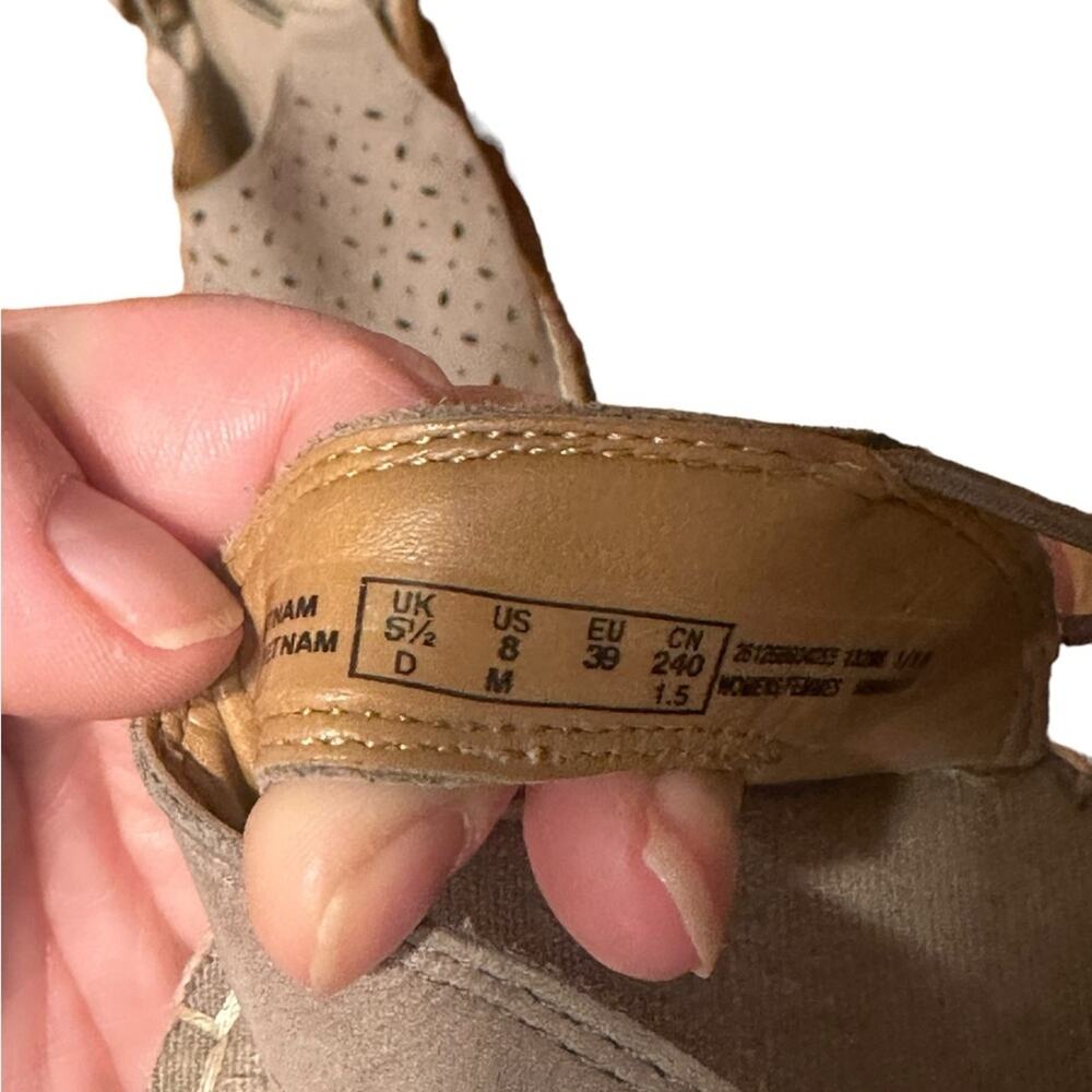 Unstructured by Clark’s Taupe Suede Perforated Wedges Straw Heel Size 8 - Picture 6 of 9